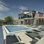 Villa In Fa Ana Near With Pool
