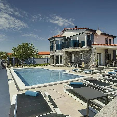 Villa In Fa Ana Near With Pool