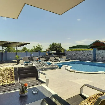 Modern In Fa Ana With Private Pool Valbandon