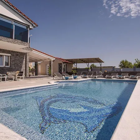 In Fa Ana Near With Pool Villa Valbandon