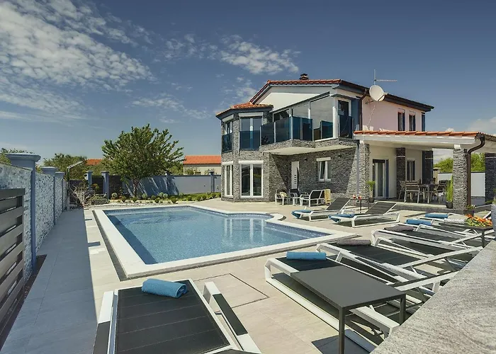 Villa In Fa Ana Near With Pool