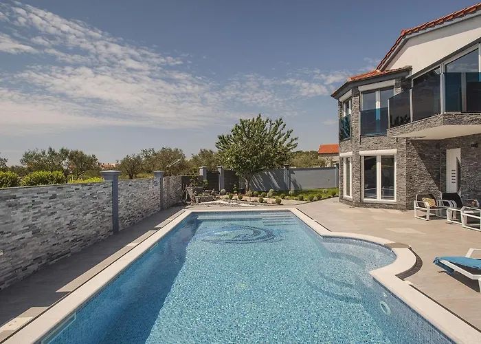 In Fa Ana Near With Pool