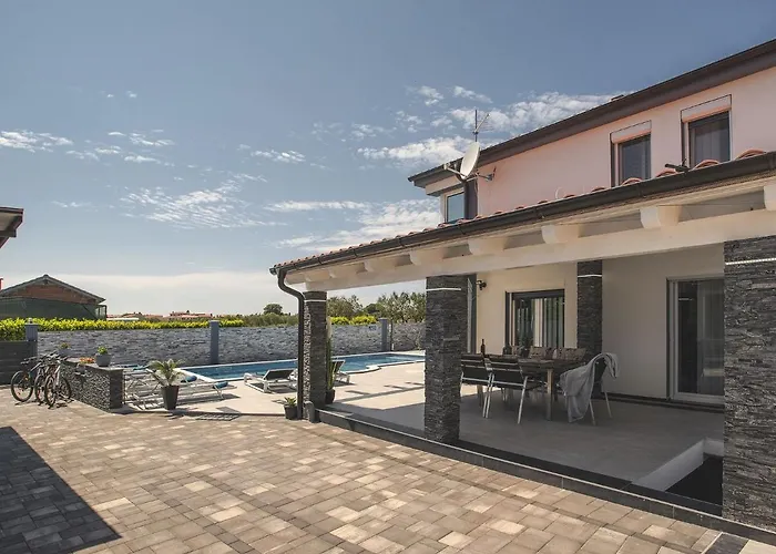 Villa In Fa Ana Near With Pool