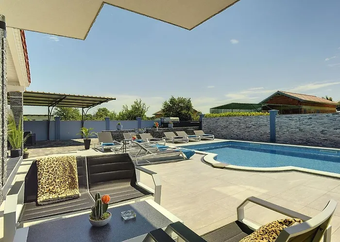 In Fa Ana Near With Pool Valbandon