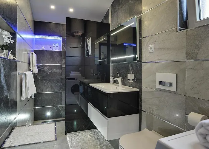 In Fa Ana Near With Pool Valbandon