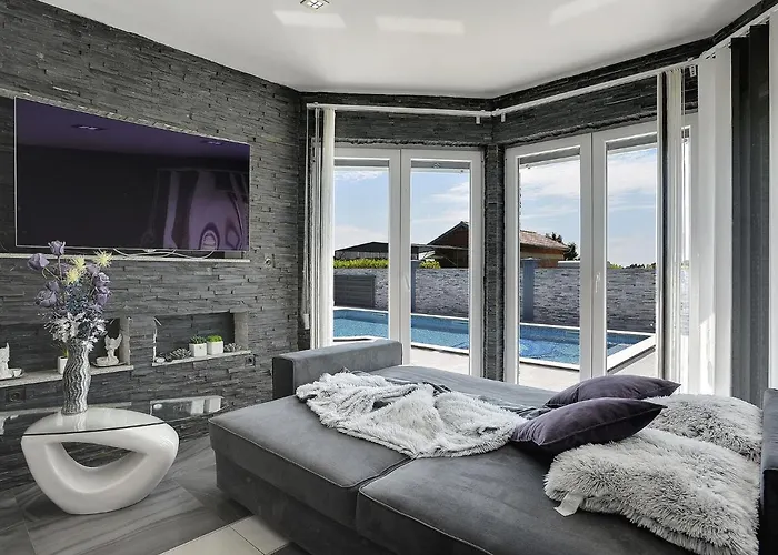 In Fa Ana Near With Pool Villa *