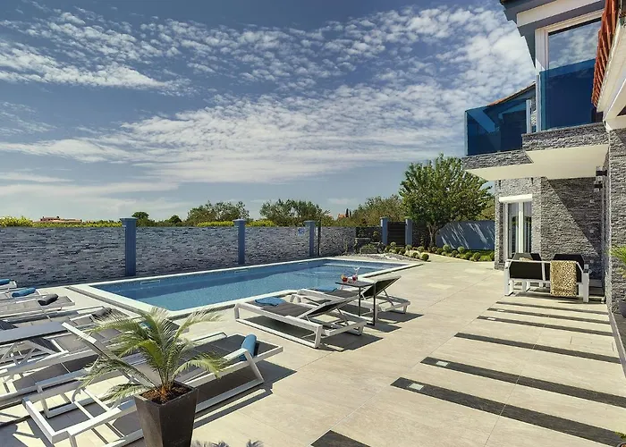 Villa In Fa Ana Near With Pool