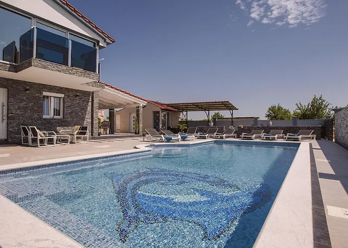 In Fa Ana Near With Pool Villa Valbandon