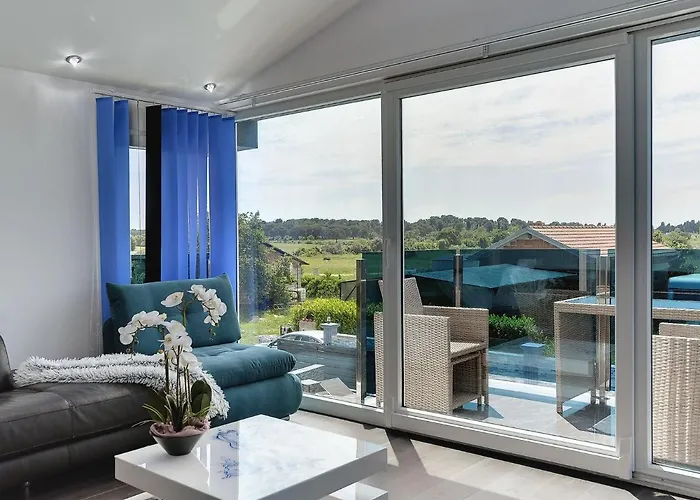 In Fa Ana Near With Pool Valbandon