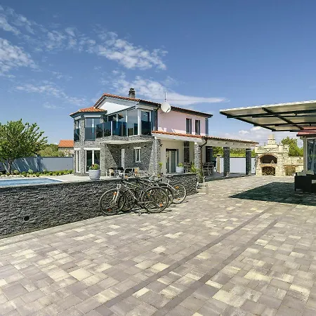 In Fa Ana Near With Pool Valbandon