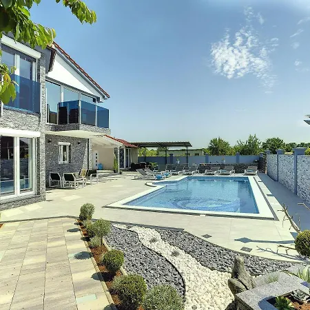 Modern In Fa Ana With Private Pool