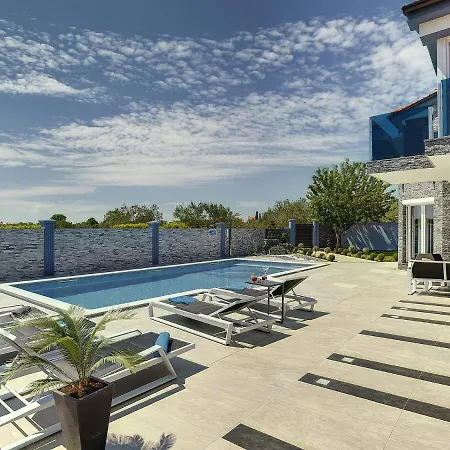Villa In Fa Ana Near With Pool